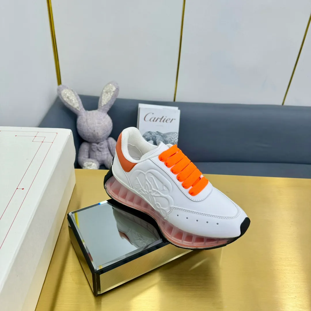 👟👟Ex-factory price 680👟👟 Top version of air cushion bottom, couple size 35-44 🔥ALEXANDER MCQUEEN/Alexander McQueen 2024 new Sprint sports running dad shoes top version Sprint Runner uses white imported environmentally friendly leather splicing and printed concave and convex font technology for the upper and outline Seal logo. Alexander McQueen LUGO logo on the heel and tongue with Alexander McQueen signature. The sneakers feature an oversized runner's sole, which makes running comfortable and convenient. Fabric: Calfskin and cloth Lining: Mesh and sheepskin lining Filled heel non-slip and wear-resistant back cover Foot: Imported PoLo injection molded sheepskin foot Outsole: Air cushion Standard size 35-44 Female size 35-39 Male size 40-44